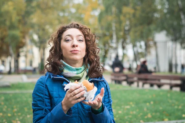 Mavi Ceketli Kız Şehrinin Caddesinde Hamburger Çizburger Yiyor — Stok fotoğraf