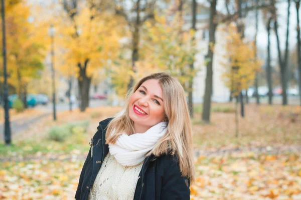 黄色の葉を背景にした秋の公園のかわいい女の子 — ストック写真