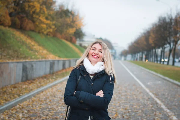 Une Belle Fille Est Photographiée Automne Dans Rue Ville — Photo