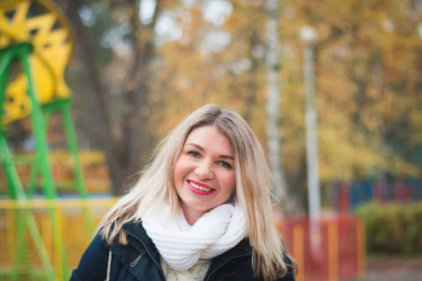 Una Hermosa Chica Fotografiada Otoño Calle Ciudad —  Fotos de Stock