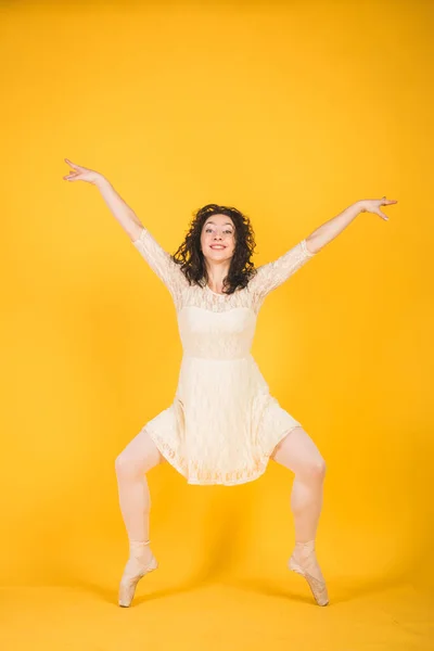 Gracieuse Ballerine Classique Dansant Sur Fond Jaune Studio — Photo