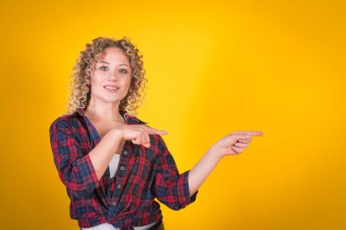 Afro saç stili, stüdyo fotoğrafı olan çekici bir kadın.