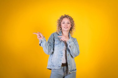 Afro saç stili, stüdyo fotoğrafı olan çekici bir kadın.