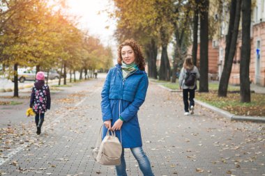 Şehirde mavi ceketli bir kız çocuğu.