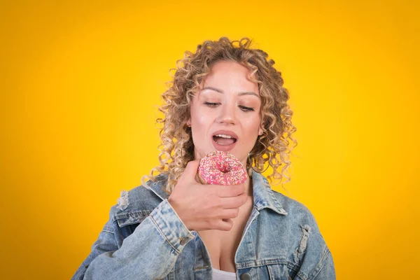 Felice Sorridente Bella Ragazza Viso Con Ciambella Sfondo Giallo — Foto Stock