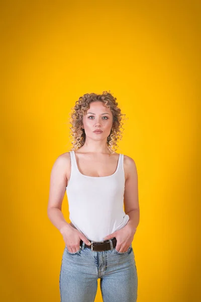 Positivo Atraente Jovem Fêmea Com Penteado Afro Tiro Estúdio — Fotografia de Stock