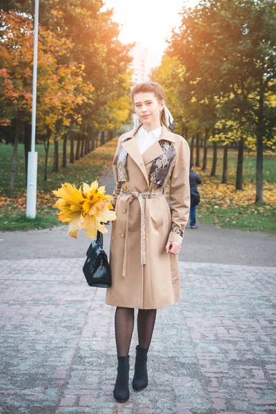 Stijlvol Mooi Meisje Model Herfst Park — Stockfoto