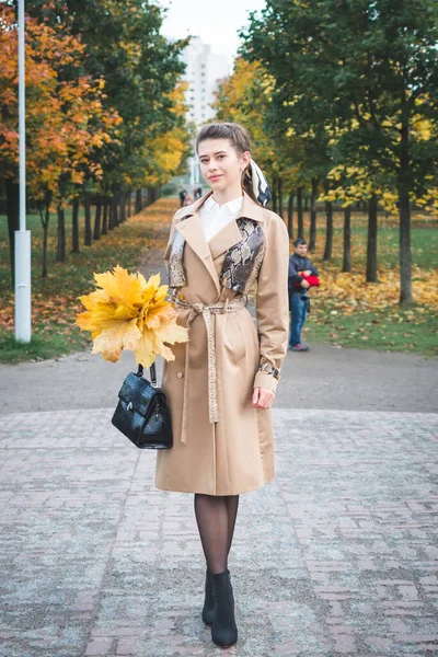 秋天公园里的时尚美女模特 — 图库照片