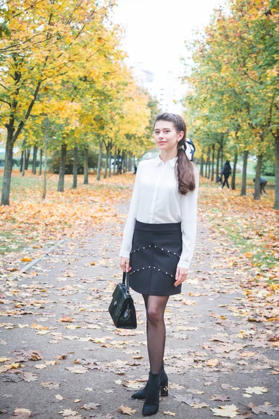 Happy Lifestyle Portrait Une Belle Jeune Fille Modèle Dans Parc — Photo