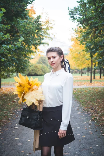 Happy Lifestyle Portrait Une Belle Jeune Fille Modèle Dans Parc — Photo