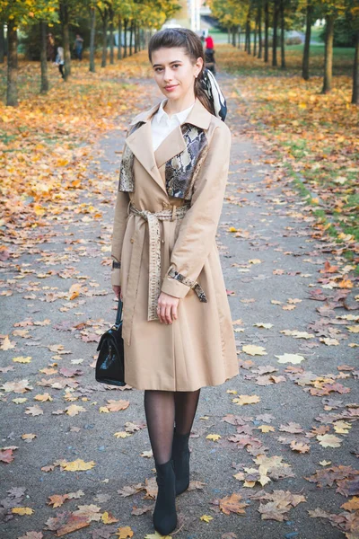 Happy Lifestyle Portrait Une Belle Jeune Fille Modèle Dans Parc — Photo