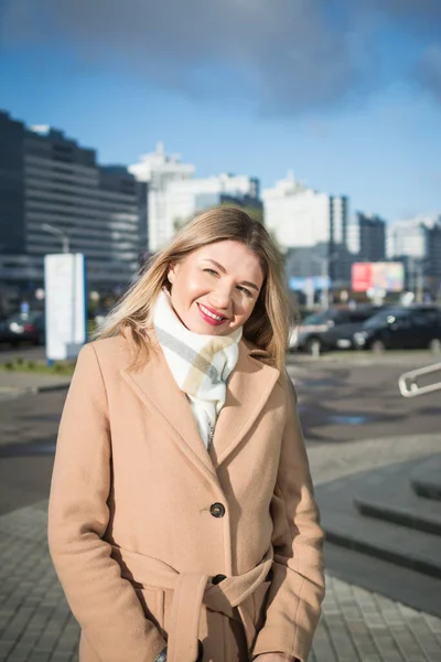 Hermosa Mujer Rubia Negocios Largo Abrigo Otoño Ciudad —  Fotos de Stock