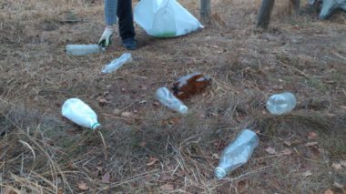 Gönüllüler plastik şişe çöpü topluyor.