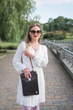 Yazın şehir parkında güzel bir kız