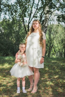 Hamile anne, dört yaşındaki kızına yaz parkında hamile kalmış.