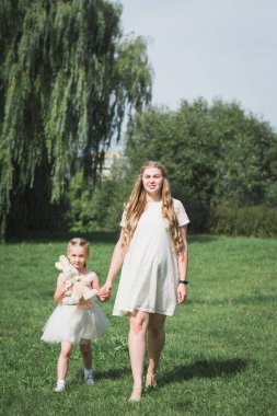 Hamile anne, dört yaşındaki kızına yaz parkında hamile kalmış.