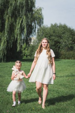 Hamile anne, dört yaşındaki kızına yaz parkında hamile kalmış.