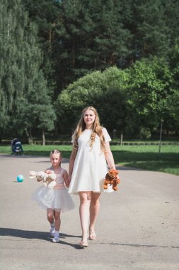 Hamile anne, dört yaşındaki kızına yaz parkında hamile kalmış.