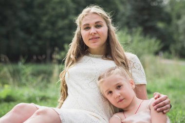 Hamile anne, dört yaşındaki kızına yaz parkında hamile kalmış.