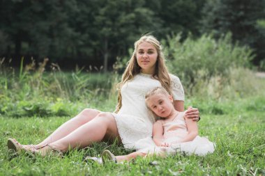 Hamile anne, dört yaşındaki kızına yaz parkında hamile kalmış.