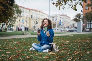 Şehir caddesinde mavi ceketli bir kız.