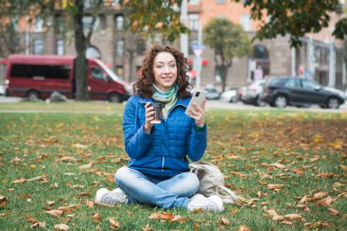 Şehir caddesinde mavi ceketli bir kız.