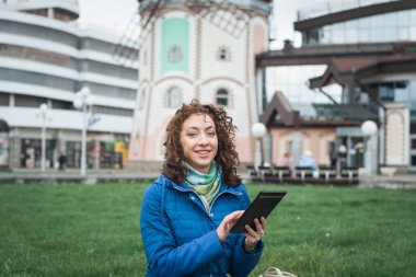 Şehir caddesinde mavi ceketli bir kız.