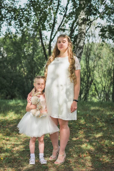 Hamile anne, dört yaşındaki kızına yaz parkında hamile kalmış.