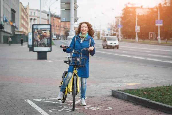 Dívka Student Modré Bundě Ulici — Stock fotografie