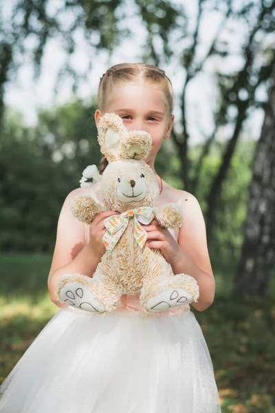 Meisje Met Teddybeer Heeft Plezier Zomerpark — Stockfoto