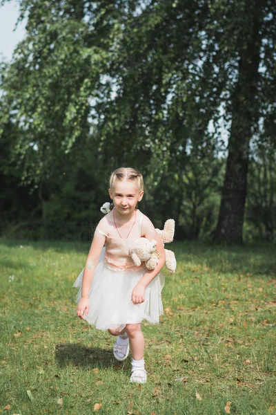 Meisje Met Teddybeer Heeft Plezier Zomerpark — Stockfoto