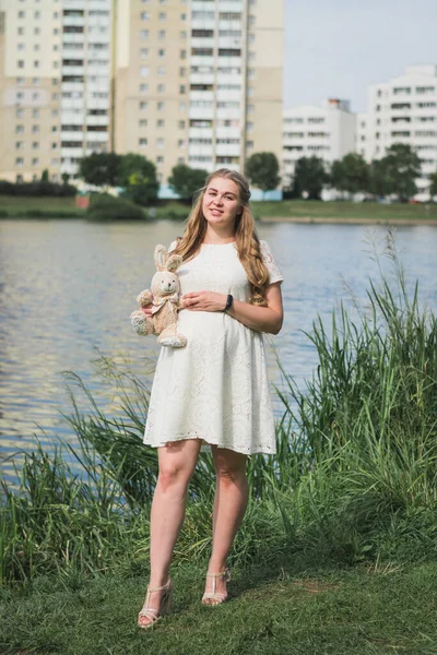 Красива Вагітна Дівчина Білій Сукні Міському Літньому Парку — стокове фото