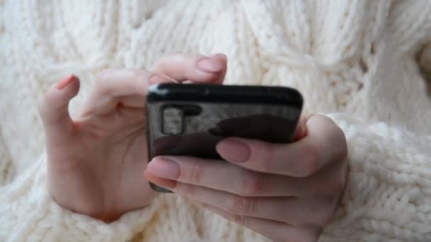 Vista frontal de cerca joven mujer escribiendo mensaje en el móvil — Vídeos de Stock