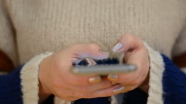 Kadın ellerini kapat. İletişim ve sohbet için cep telefonuna mesaj at.