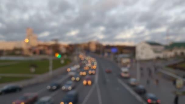 Akşamları şehir içi trafik manzarası — Stok video