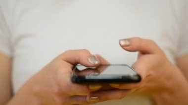 Cep telefonu kullanan bir kadın.