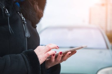 Kadın Akıllı Telefonla Mesajlaşırken Şehir Arkaplanını Kapat