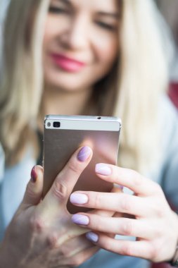 İş kadını portresi. Elinde telefon var.