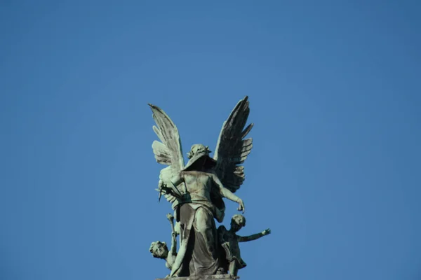 Estátua Anjo Com Asas Fundo Azul Céu — Fotografia de Stock