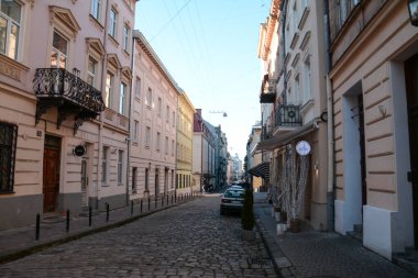 LVIV, UKRAINE - 27 Aralık 2020: insanlar Ukrayna 'daki Lviv kentinin merkez caddesi ve meydanı boyunca yürüyorlar, kış zamanı