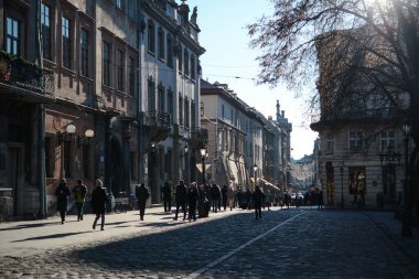 LVIV, UKRAINE - 27 Aralık 2020: insanlar Ukrayna 'daki Lviv kentinin merkez caddesi ve meydanı boyunca yürüyorlar, kış zamanı