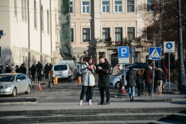 LVIV, UKRAINE - 27 Aralık 2020: insanlar Ukrayna 'daki Lviv kentinin merkez caddesi ve meydanı boyunca yürüyorlar, kış zamanı