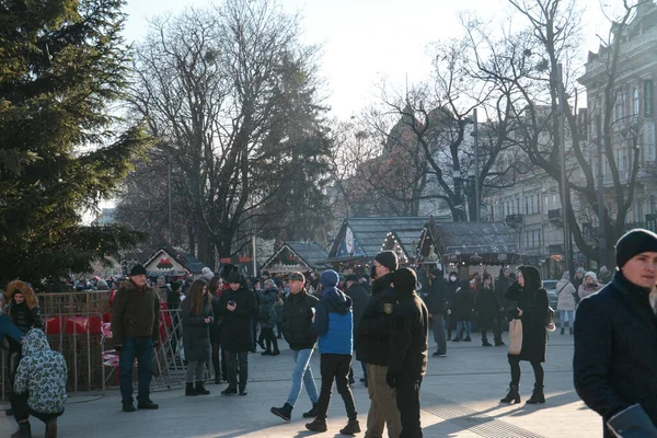 Lviv Ucrania Diciembre 2020 Gente Camina Por Calle Central Plaza —  Fotos de Stock