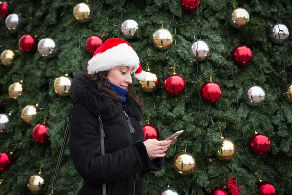 Portret Van Een Mooi Meisje Een Kerstman Hoed Een Straat — Stockfoto