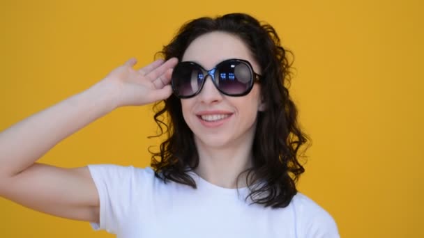 Söt flicka porträtt i solglasögon — Stockvideo