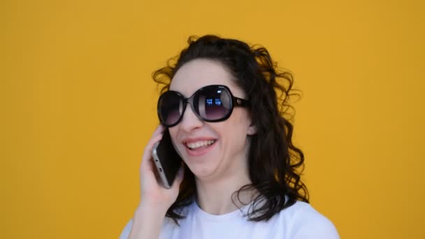 Ragazza allegra che parla al telefono — Video Stock