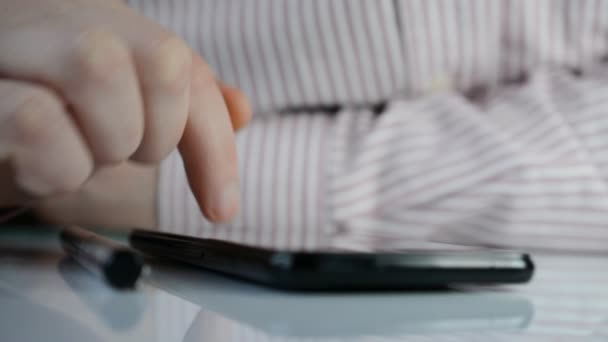 Telefone celular na mesa empurrado e deslizado pelo dedo — Vídeo de Stock