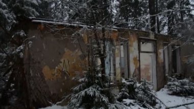 Yıkılmış eski bir binanın kalıntıları.