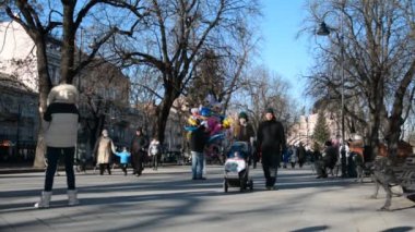 LVIV, UKRAINE - 27 Aralık 2020: Ukrayna 'daki Lviv kentinin merkez caddesi ve meydanı boyunca insanlar yürüyor