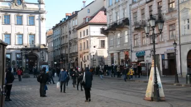 LVIV, UKRAINE - 2020年12月27日:人々はウクライナのリヴィウ市の中心街と広場に沿って歩く — ストック動画